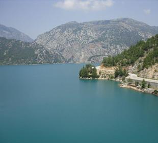 Blick vom Staudamm auf Stausee