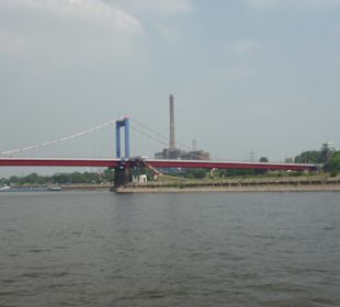 Blick auf eine der 7 Rheinbrücken in Duisburg