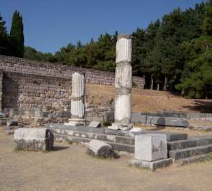 Steinsäulen im Asklípios-Heiligtum