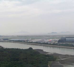 Blick auf den Flughafen Chek Lap Kok