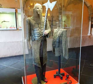 Ritter im Kettenhemd in der Waffenhalle