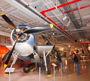 Hangary pod pokładem