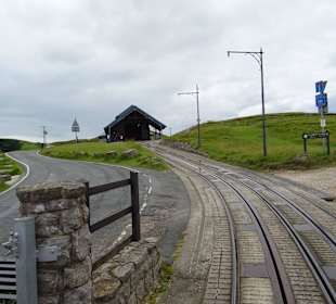 Die Gleise laufen mitten durch den Ort