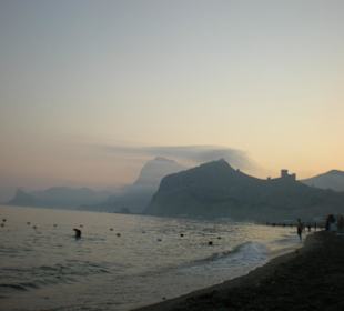 Вид с пляжа на Генуэзскую крепость