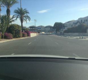 Flughafengelände, weg zum Parkhaus