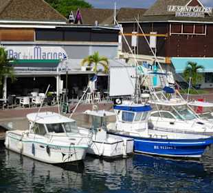 Boote an den Stegen des Hafens von Saint Gilles