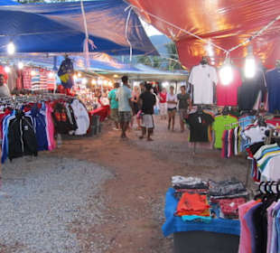 Der Bangtao Nacht-Markt mit Angeboten 025