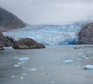 MS Zaandam liegt vor dem Gletscher