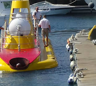 Touristen-Uboot im Hafen