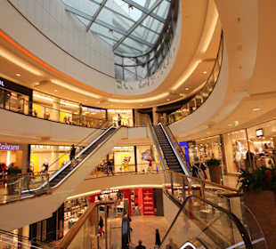 Treppenhaus mit Rolltreppen