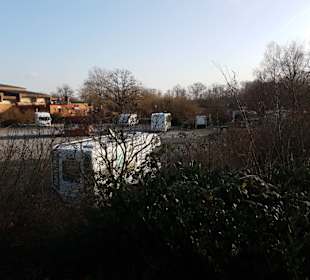 Linke Platzhälfte, links die Eissporthalle