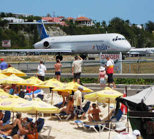 Blick vom Strand auf die Landebahn