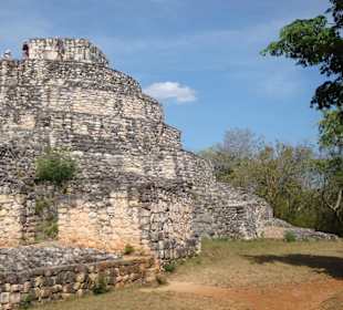 Am Eingang von Ek Balam