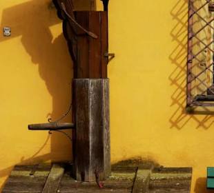 Brunnenanlage vor dem Gebäude