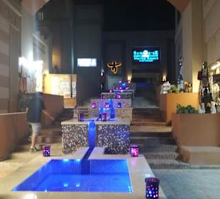 Springbrunnen hinter der Marina