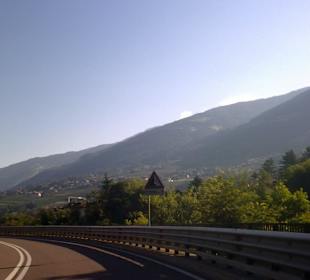 Fahrt vorbei am Dorf Tirol