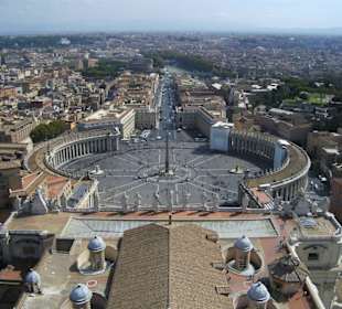 Blick vom Petersdom auf den Petersplatz