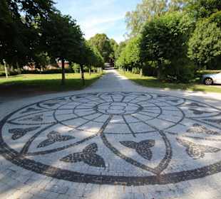 Pflasterung vor der "Alten Kirche"