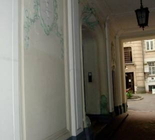 Ulica Wilcza - wejście do kamienicy