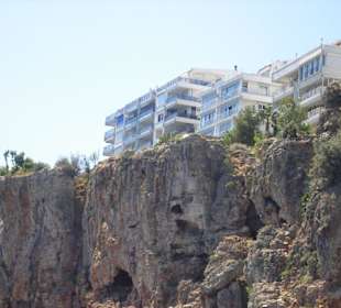 Steilküste am Hafen