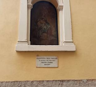Heiligenfiguren eingebracht an den Fronten