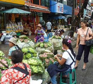 Frauen beim Lotusblüten-Falten