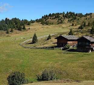 Alm Hütten auf der Seiser Alm