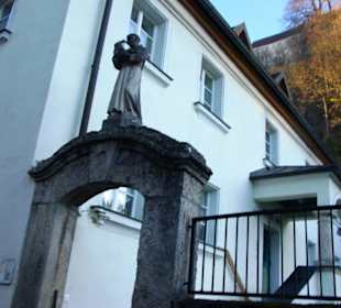 Viele Heiligenfiguren in der Stadt