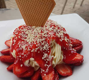 Spaghettieis mit frischen Erdbeeren