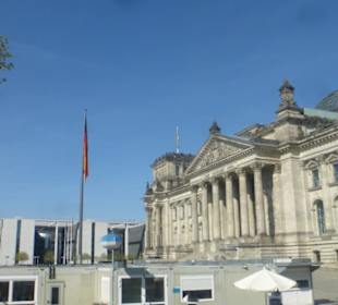 Vor dem Bundestag / Reichstag in Berlin