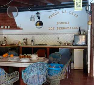 Es gibt zum Kaffe Frühsückskuchen und eine Apfel K