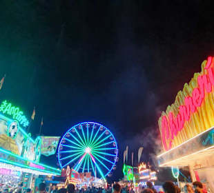 Entlang der Straßen am Herbstvolksfest