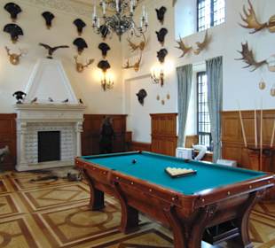 Старинный бильярд
