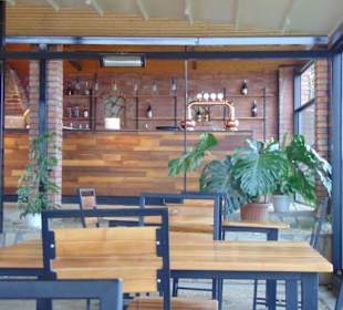 Modern, hell und offen eingerichtet