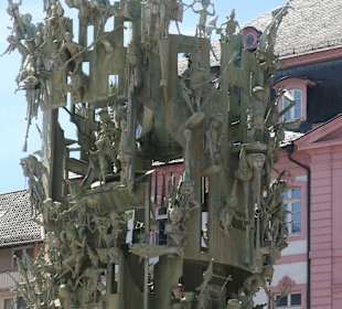 Blick zum Fastnachtsbrunnen auf dem Schillerplatz