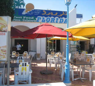 Gemütlich unter Sonnenschirmen