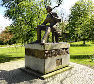 Das Heinrich-Heine-Denkmal in den Wallanlagen
