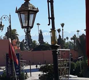 Blick auf den schneebedeckten hohen Atlas