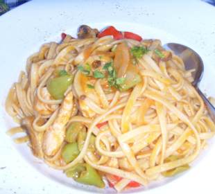 Nudeln mit Hähnchenbrust und Gemüse