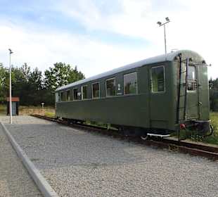 Wagon osobowy na stacji Sułów