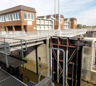 Blick auf die Schleusentore des Sperrwerkes