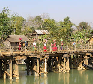 Die Frauen des Intha Stammes verlassen den Markt