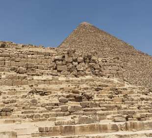 Königinnenpyramide vor Cheprems Pyramide