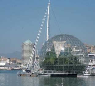 La sfera con le biodiversità al porto antico