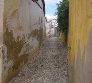 Typische Gasse auf dem Weg zum Castelo