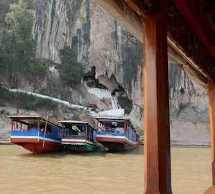 Vor der " Budda Höhle" Blick auf andere Boote