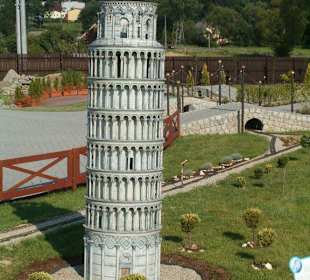 Krzywa wieza w pizie