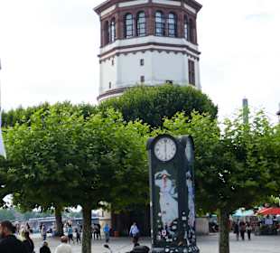 Schloßturm hinter der "Persiluhr