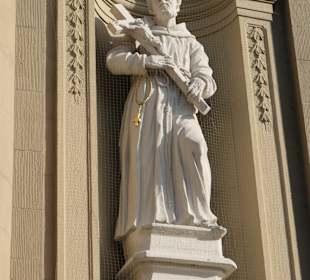 An der Fassade der Mauritiuskirche Wiesentheid