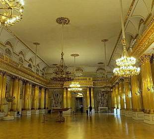 Der festliche Wappensaal mit vergoldeten Säulen